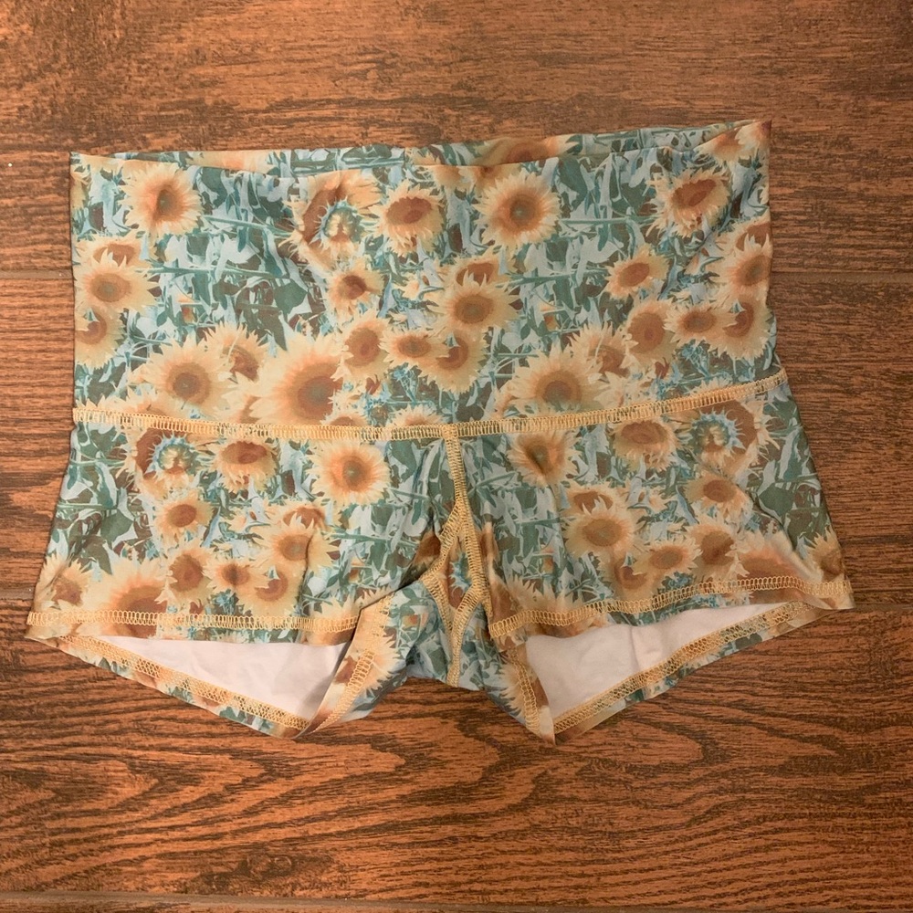 Teeki brand sunflower shorts size small 🌻